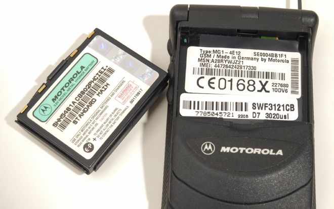 Baterias mais antigas, como a do Motorola StarTac, eram menos duráveis do que as baterias atuais de íon de lítio (Imagem: Rainer P. A. Wermke/