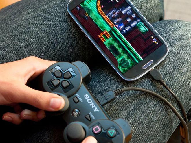 Se você gosta de jogar, também pode conectar um controle USB (Imagem: Reprodução/CNET)