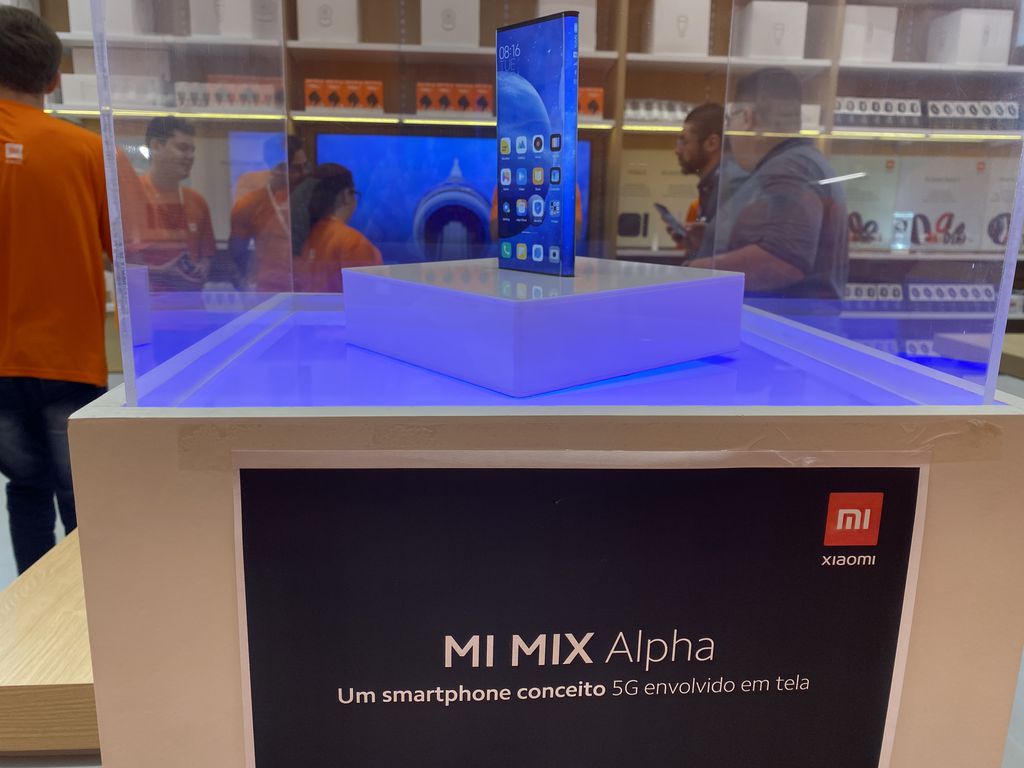 Mi Mix Alpha na loja da Xiaomi, em São Paulo/ Imagem: Canaltech