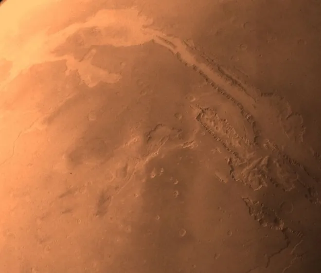 Imagem de Valles Marineris, considerado o maior cânion do Sistema Solar, disponível no Atlas (Imagem: Reprodução/NYUAD/Mars Hope)