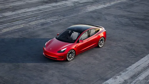 Tesla | Piloto Automático causa batida com dois carros estacionados