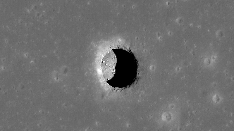 Aberturas na superfície da Lua como esta na foto podem ser "claraboias" que dão acesso a tubos de lava (Imagem: Reprodução/NASA/Goddard/Arizona State University)