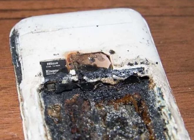 Celular após uma explosão de bateria (Foto: East2West News)