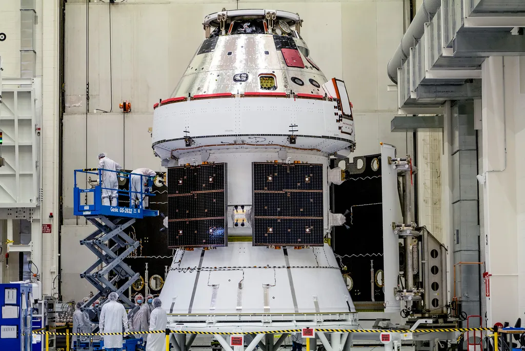 Espaçonave Orion sendo preparada para o lançamento. (Imagem: NASA)