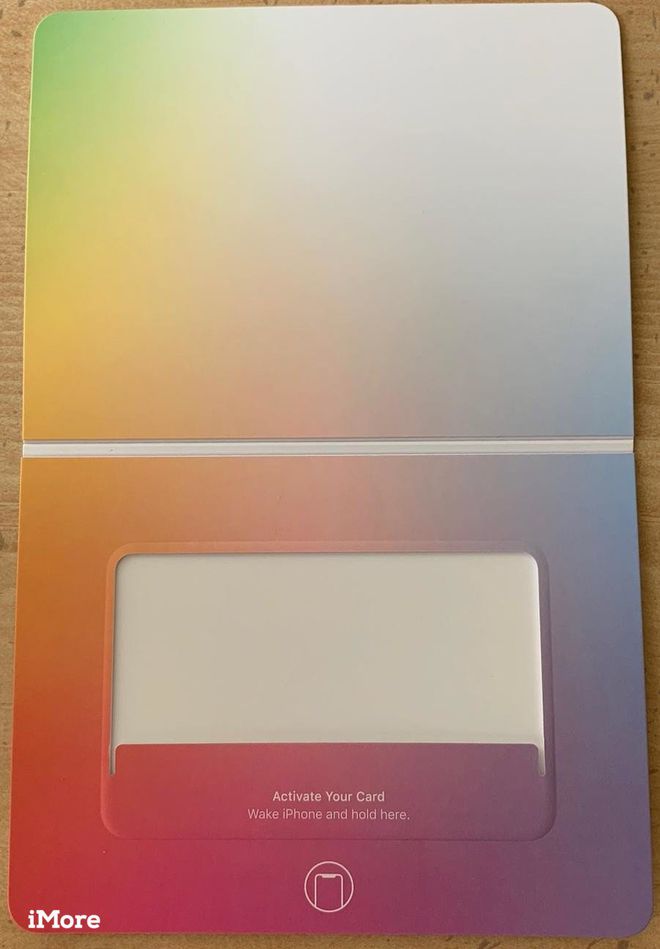 "Caminha" de dentro do envelope, onde o Apple Card estará alojado (Imagem: iMore)