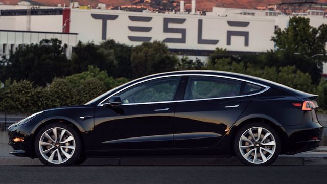 Uber vai ter 50 mil carros elétricos da Tesla rodando nos EUA