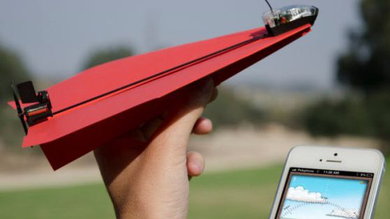 Empreendedor cria motor para avião de papel que pode ser controlado por iPhone