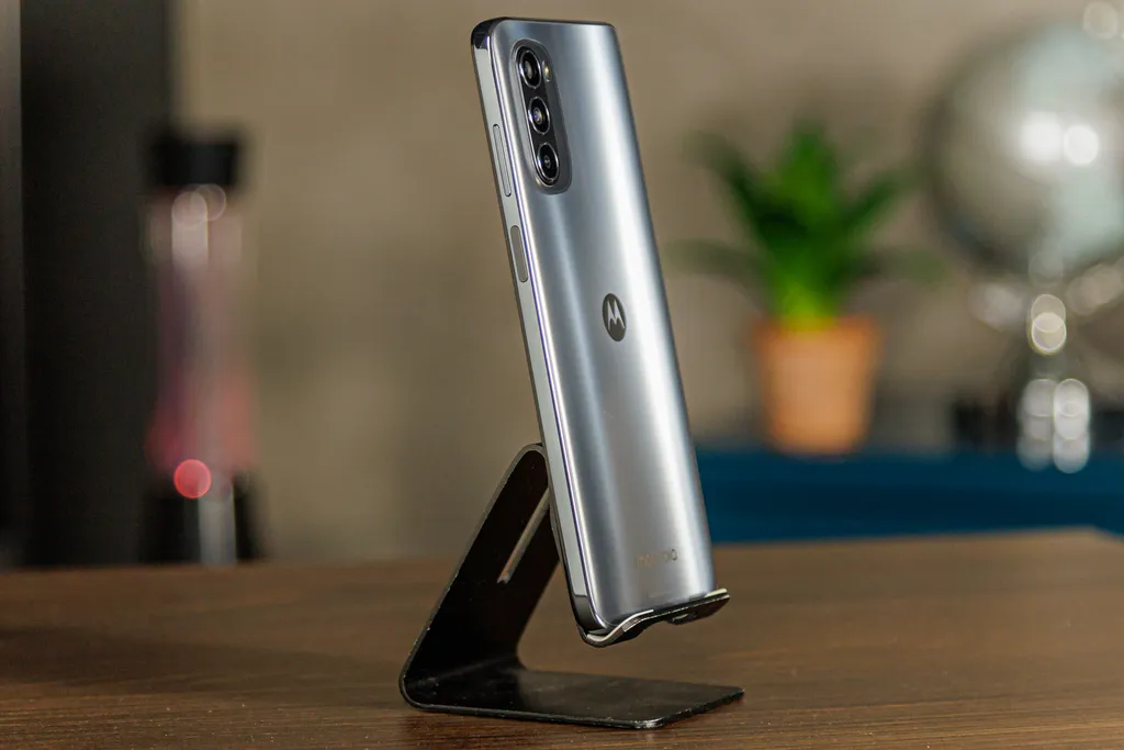 Moto G52 tem espessura fina para um celular com 5.000 mAh de bateria (Imagem: Ivo Meneghel Jr/Canaltech)