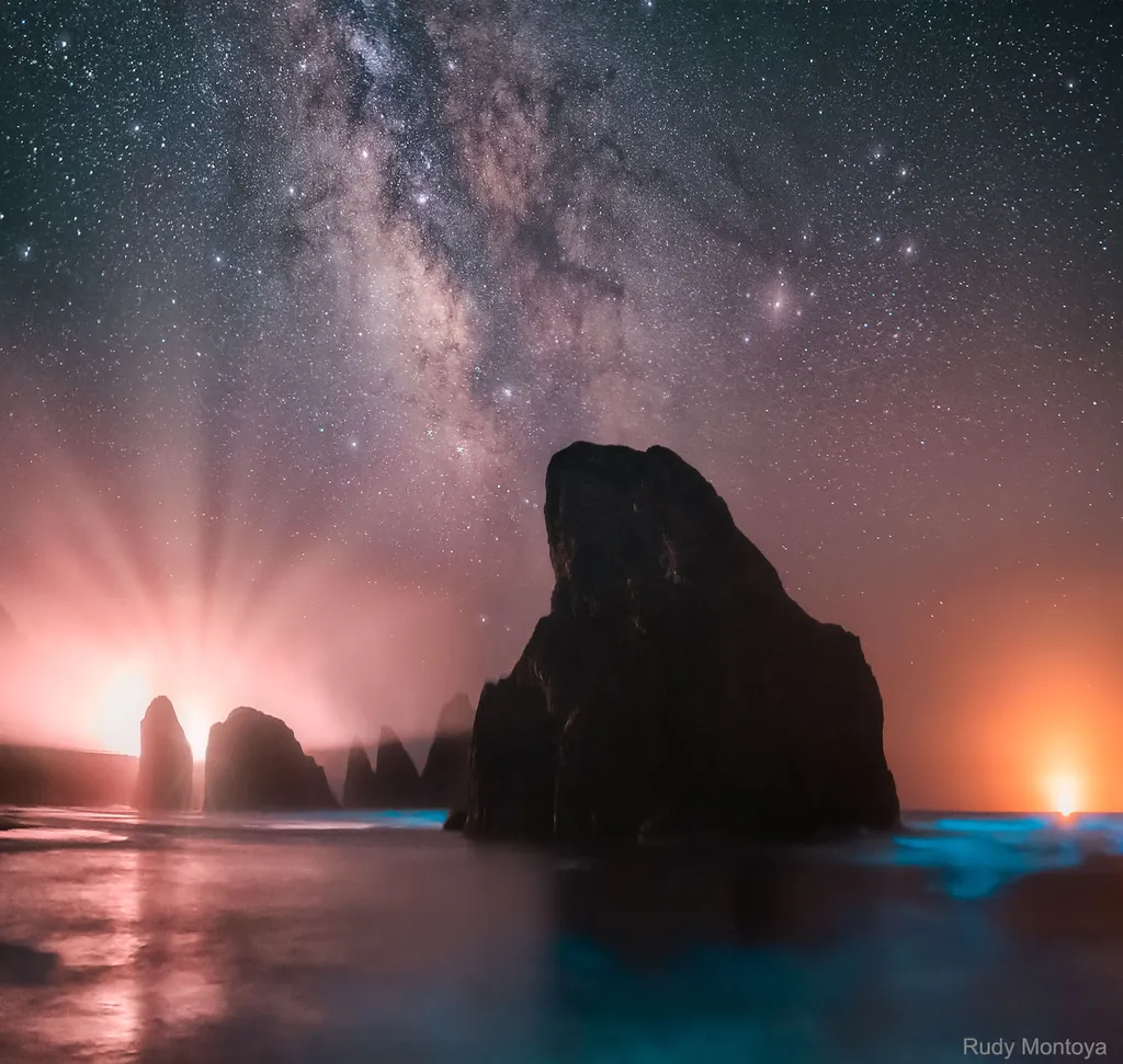 Via Láctea e bioluminescência fotografadas na praia Creek, nos Estados Unidos (Imagem: Reprodução/Rudy Montoya)