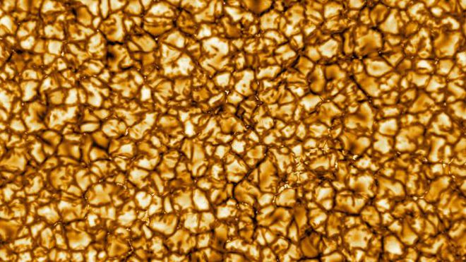 Plasma do Sol fotografado pelo telescópio solar Daniel K. Inouye, no final de janeiro. Cada uma das estruturas semelhantes a células é do tamanho do Texas e está em constante movimento de convecção (Imagem: NSO/NSF/AURA)