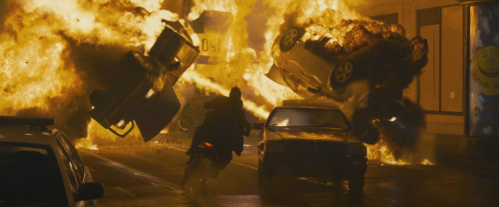 Keanu Reeves já provou que ainda tem físico para uma boa cena de ação (Imagem: Reprodução/Warner Bros.)
