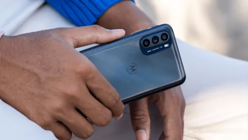 Motorola Moto G42 tem visual vazado na cor azul antes do lançamento