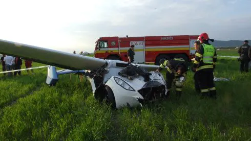 Carro voador rodopia no ar e se choca contra o solo na Eslováquia