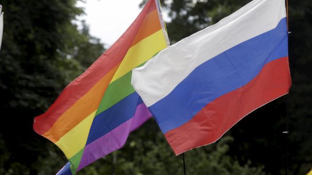 Russos protestam contra filtro de arco-íris no Facebook
