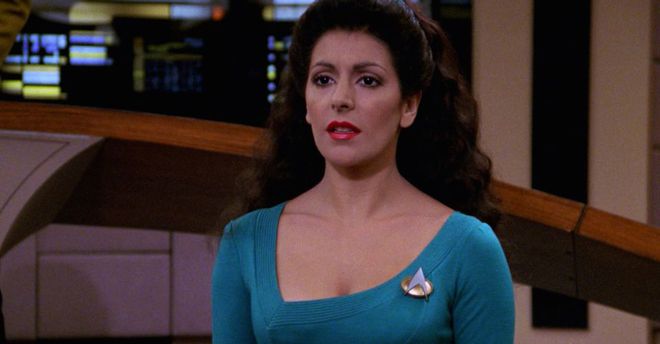 Deanna Troi, de Star Trek: The Next Generation, é uma híbrida humana/betazoide (Imagem: Reprodução/Paramount Pictures)