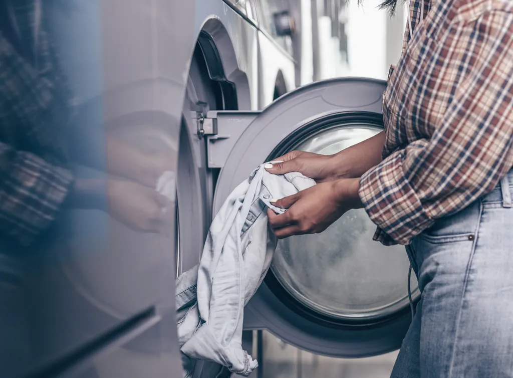 Lavar roupa pode ser uma atividade responsável pela transmissão de germes e bactérias (Imagem: AboutImages/Envato)