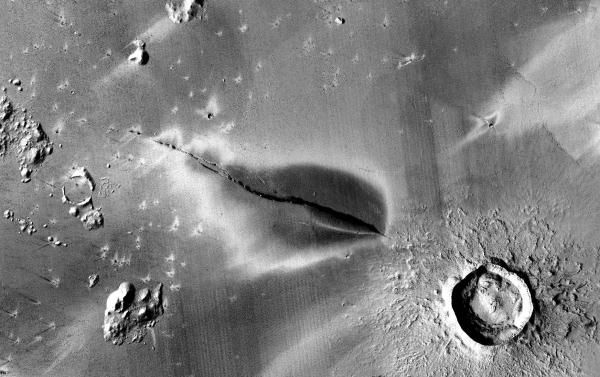 O depósito vulcânico observado próximo de uma fenda do sistema Cerberus Fossae (Imagem: Reprodução/NASA/JPL/MSSS/The Murray Lab)