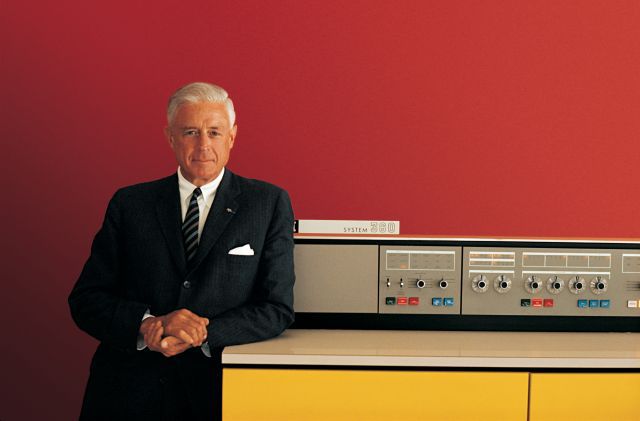 Thomas Watson Jr., então CEO da IBM, ao lado do System 360, um dos primeiros computadores com arquitetura CISC (Imagem: IBM / Divulgação)