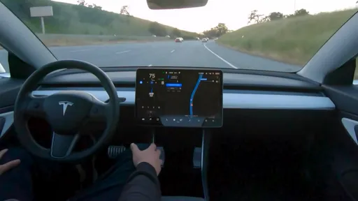 Tesla começa a liberar piloto automático para quem cumprir condição "absurda"