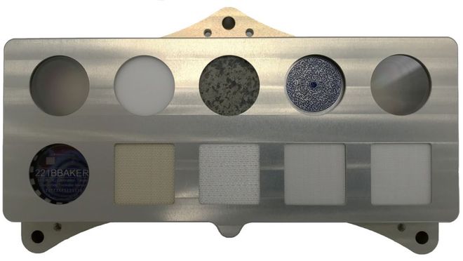 O instrumento e a moeda em seu interior, com a gravação do endereço do detetive ficcional (Imagem: Reprodução/NASA/JPL-Caltech)