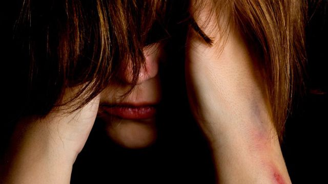 Vídeo de garota vítima de estupro circula na web; Polícia do RJ investiga autor