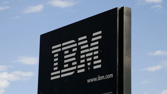 IBM se surpreende com ganhos do quarto trimestre, mas divisão de hardware afunda