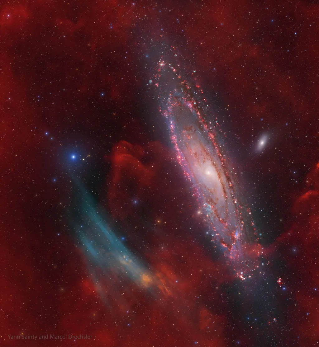Não se sabe a origem destes arcos azulados junto da galáxia Andrômeda (Imagem: Reprodução/Yann Sainty & Marcel Drechsler)