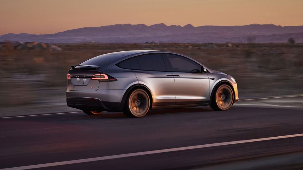 Tesla Model X em uma estrada