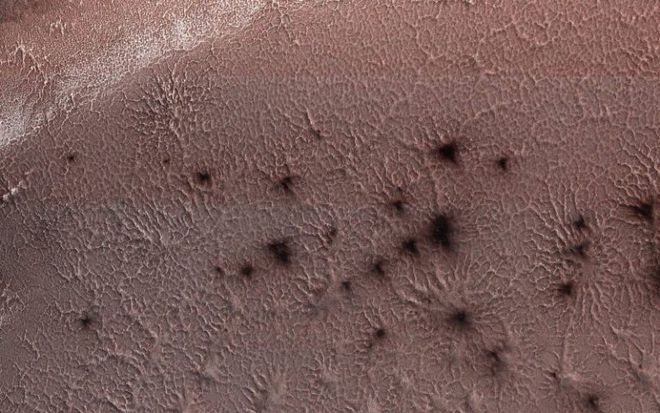 Imagem feita durante o inverno no polo sul de Marte, com as "aranhas" se formando na cobertura de dióxido de carbono congelado (Imagem: Reprodução/NASA/JPL-Caltech/Univ. of Arizona)