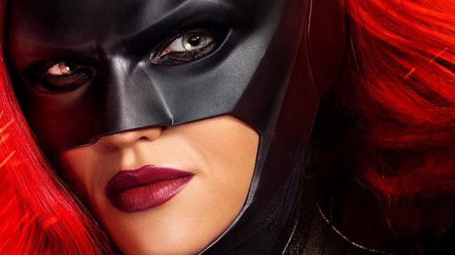 Atriz de Batwoman deixa a série após apenas uma temporada
