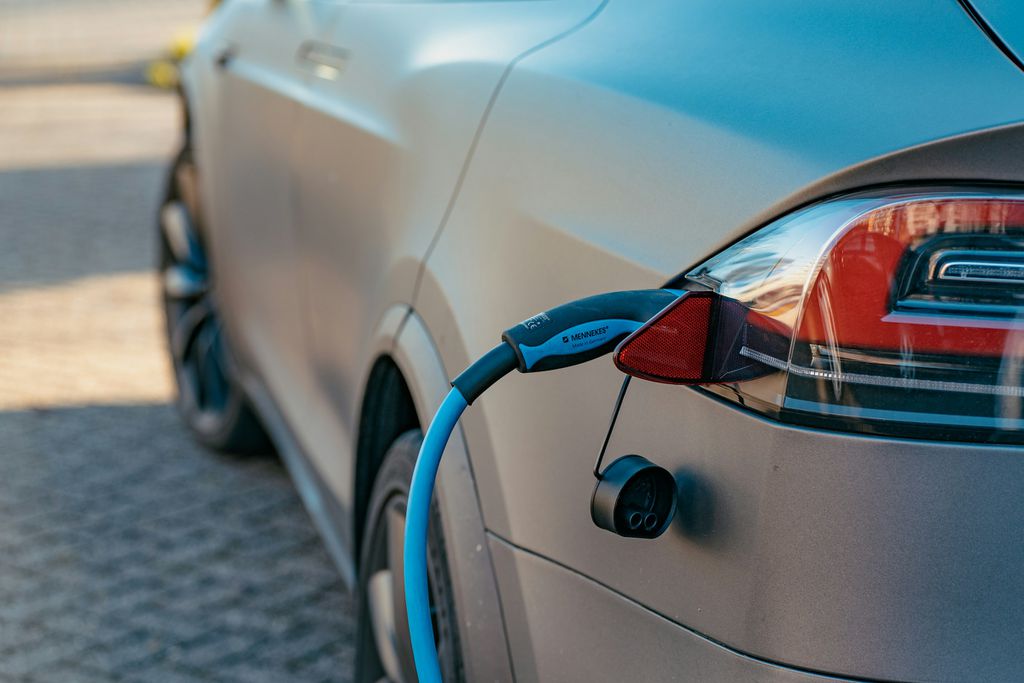 Carro elétrico emite 2,5 vezes mais CO₂ do que veículo movido a biocombustível (Imagem: Ernest Ojeh/Unsplash) Carro elétrico emite 2,5 vezes mais CO₂ do que veículo movido a biocombustível (Imagem: Ernest Ojeh/Unsplash)