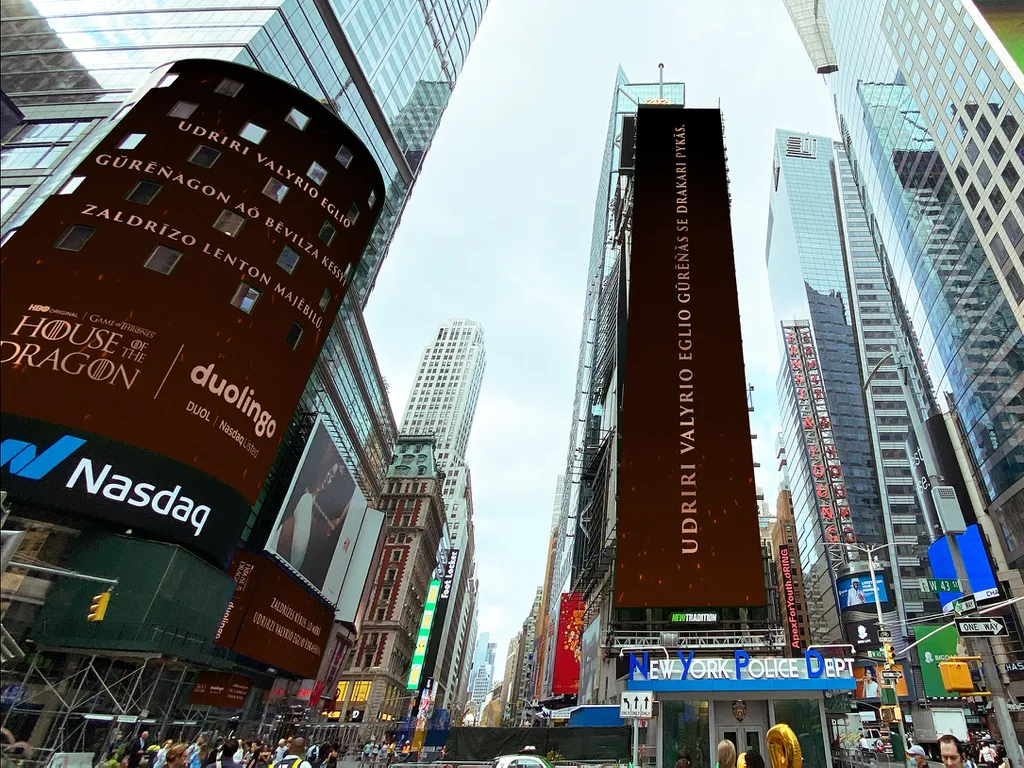 Até a Times Square, em Nova York, foi invadida pelo Alto Valiriano: o Duolingo quer ajudar as pessoas a entenderem o idioma (Imagem: Divulgação/Duolingo)