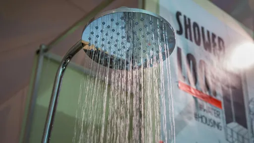 Chuveiro ecológico permite banhos “infinitos” com apenas 10 litros de água