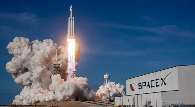 A SpaceX deverá lançar seu foguete Falcon Heavy em diferentes missões neste ano (Imagem: Reprodução/SpaceX)