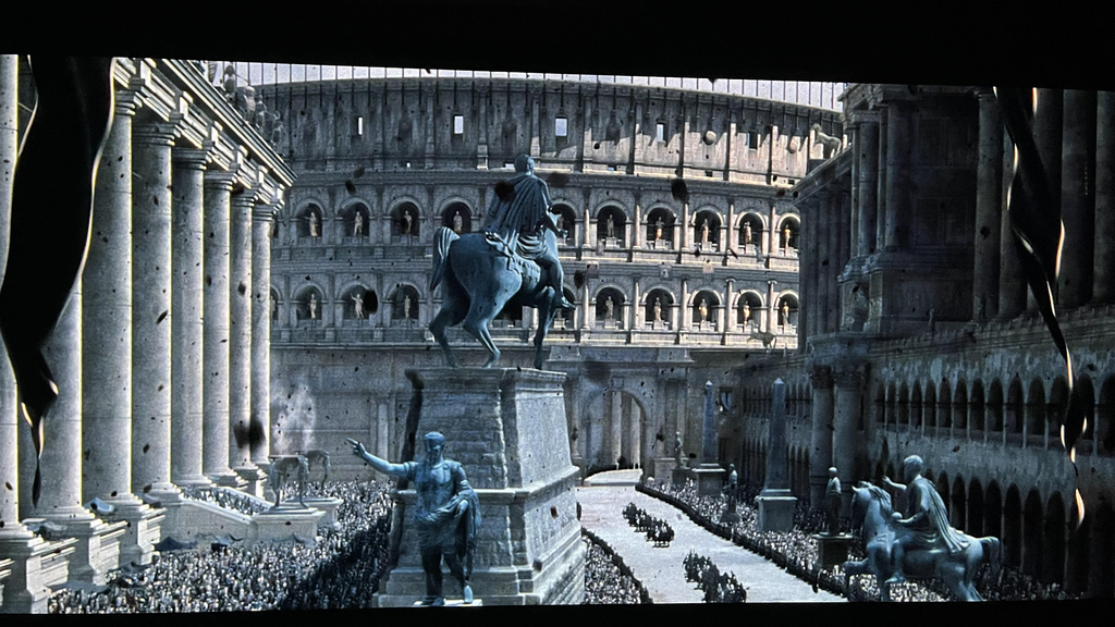 No filme Gladiador, as estátuas aparecem sem pintura alguma, como é no imaginário popular — mas a realidade é que elas eram bem coloridas (Imagem: Universal/Divulgação)