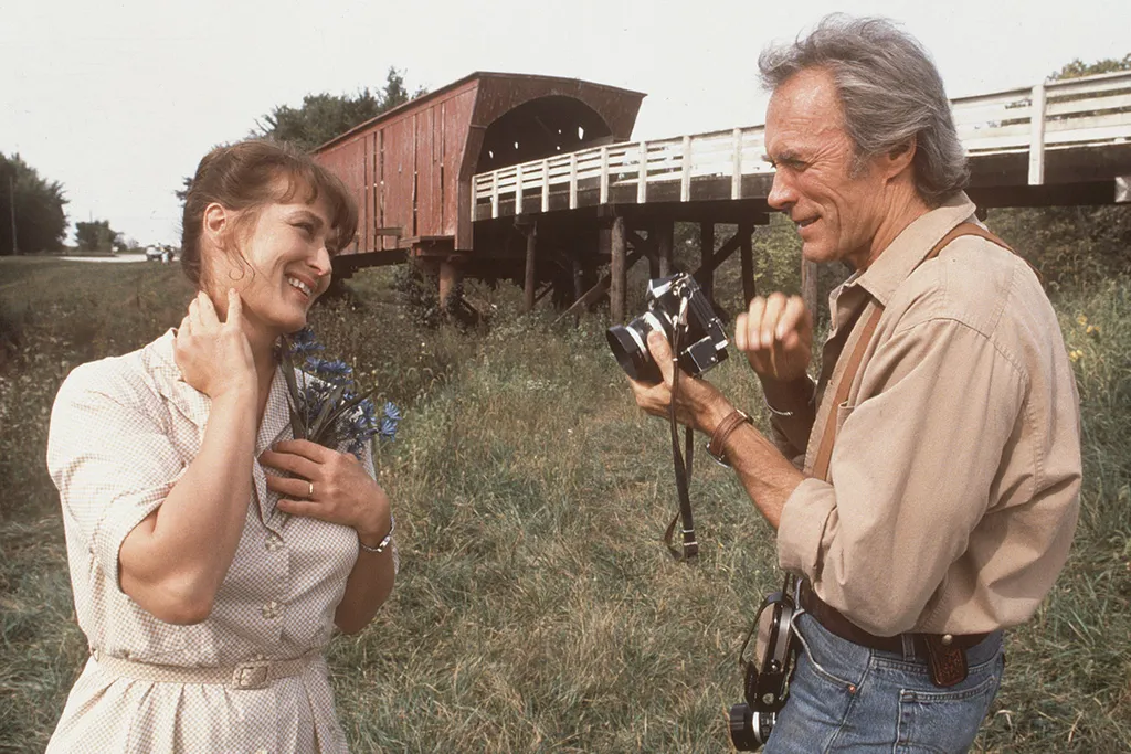 As Pontos de Madison é um dos raros romantes da carreira de Eastwood, mas também um dos mais icônicos do cinema (Imagem: Reprodução/Warner Bros)