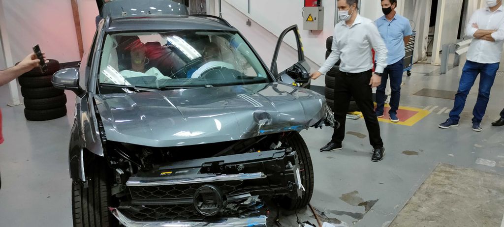 Diretor da VW confere os estragos após o crash test no carro (Imagem: Paulo Amaral/Canaltech)