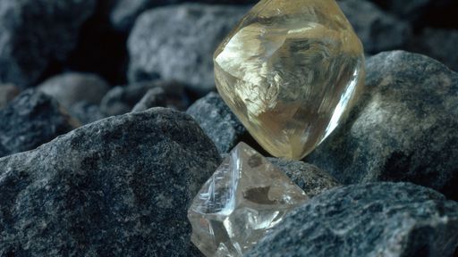 Cristal previsto há 50 anos é encontrado em diamante do manto inferior da Terra