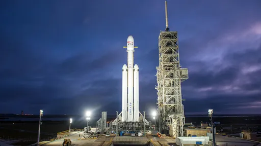 SpaceX divulga imagens do foguete Falcon Heavy em posição de decolagem