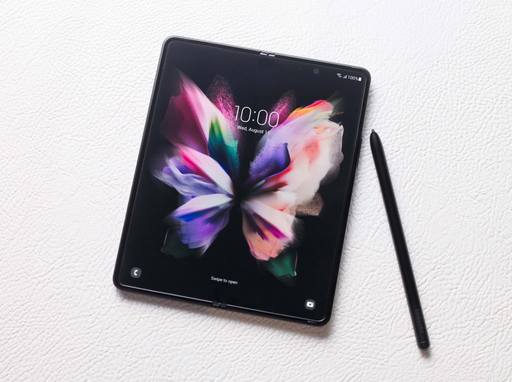 Lançado em agosto, o Galaxy Z Fold 3 também conta com uma caneta própria, vendida à parte (Foto: Divulgação/Samsung)