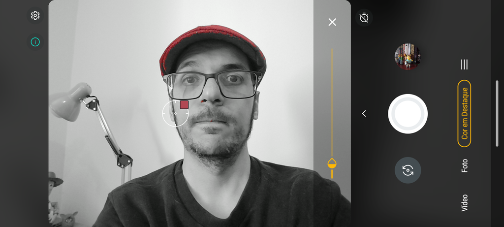 Selfies têm muitos modos presentes na câmera principal, como o detaque de cor (Imagem: Felipe Junqueira/Captura de tela)