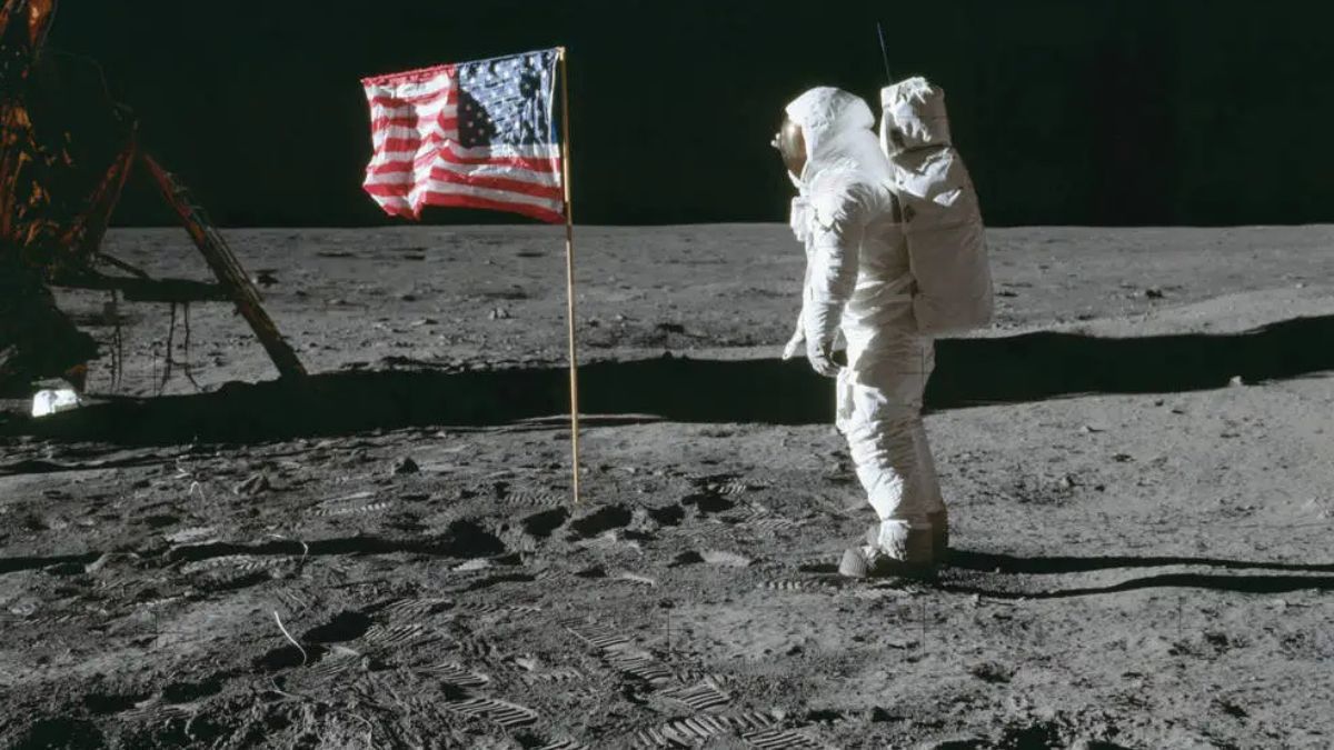 Como e por que os EUA decidiram fincar uma bandeira na Lua e qual o significado