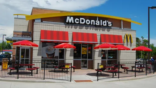Homem transa com hambúrguer em vídeo e McDonald's vira trending topic