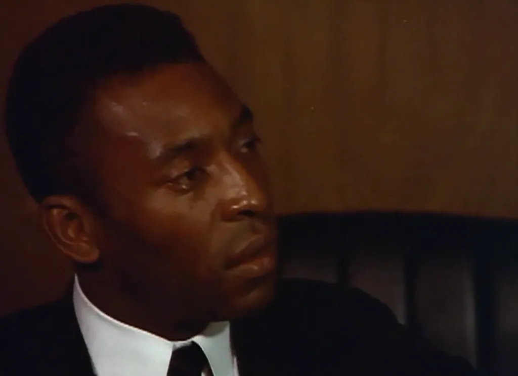 Pelé interpreta um banqueiro convenientemente chamado DOutor Arantes (Imagem: Reprodução/Telecine)