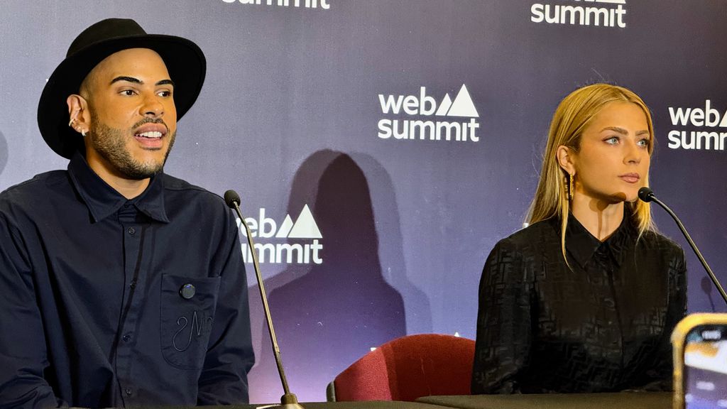 Jornalista Hugo Gloss (esquerda) e influenciadora Jade Picon (direita) em coletiva de imprensa no Web Summit Rio (Imagem: Clara Pitanga/Canaltech)