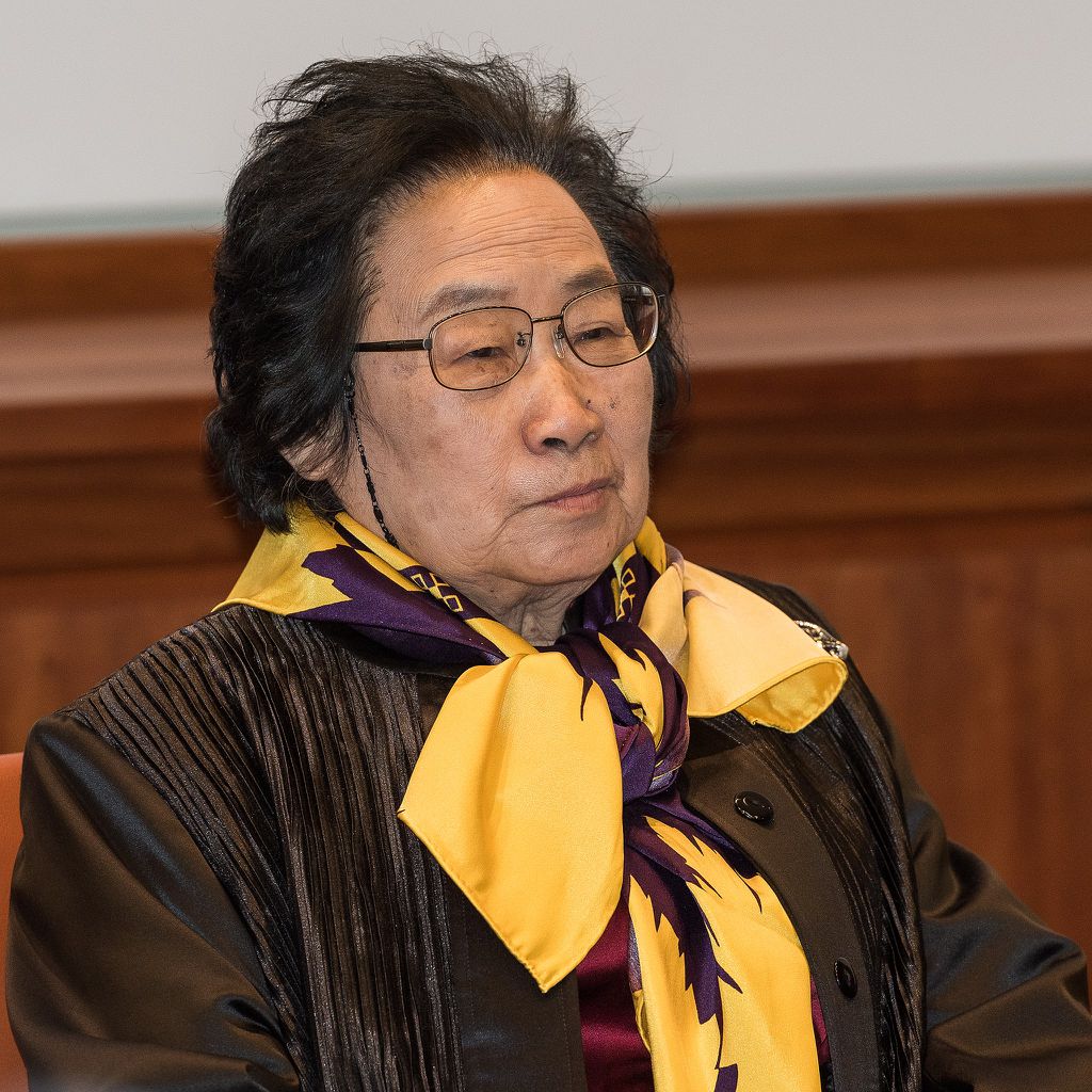 A chinesa Tu Youyou recebeu o Nobel em Medicina/Fisiologia por descobrir uma maneira inovadora de tratar a malária (Imagem: Bengt Nyman/CC-BY-4.0)