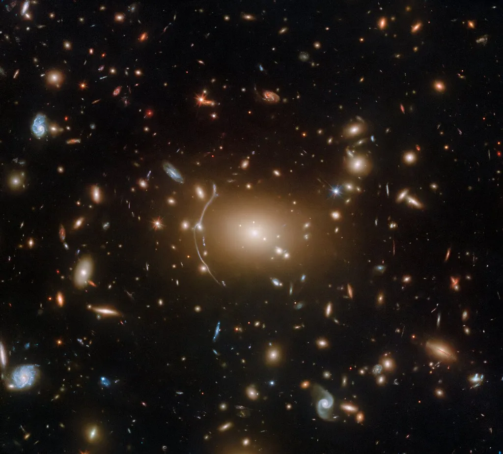 Aglomerado de galáxias Abell 611, localizado a mais de 3,2 bilhões de anos-luz da Terra (Imagem: Reprodução/ESA/Hubble, NASA, P. Kelly, M. Postman, J. Richard, S. Allen)