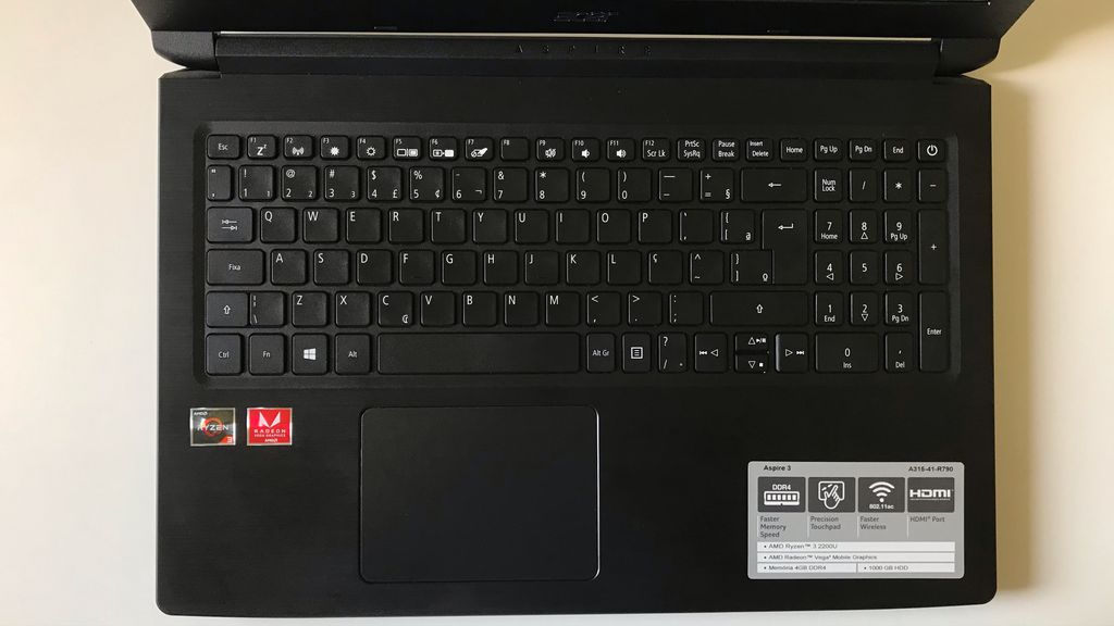 Teclado se vale do corpo grandalhão do notebook, contando com um layout confortável