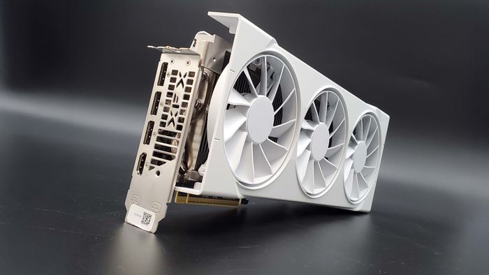 Poderosa e linda: Radeon RX 9070 branca da XFX com preço no chão no KaBuM!