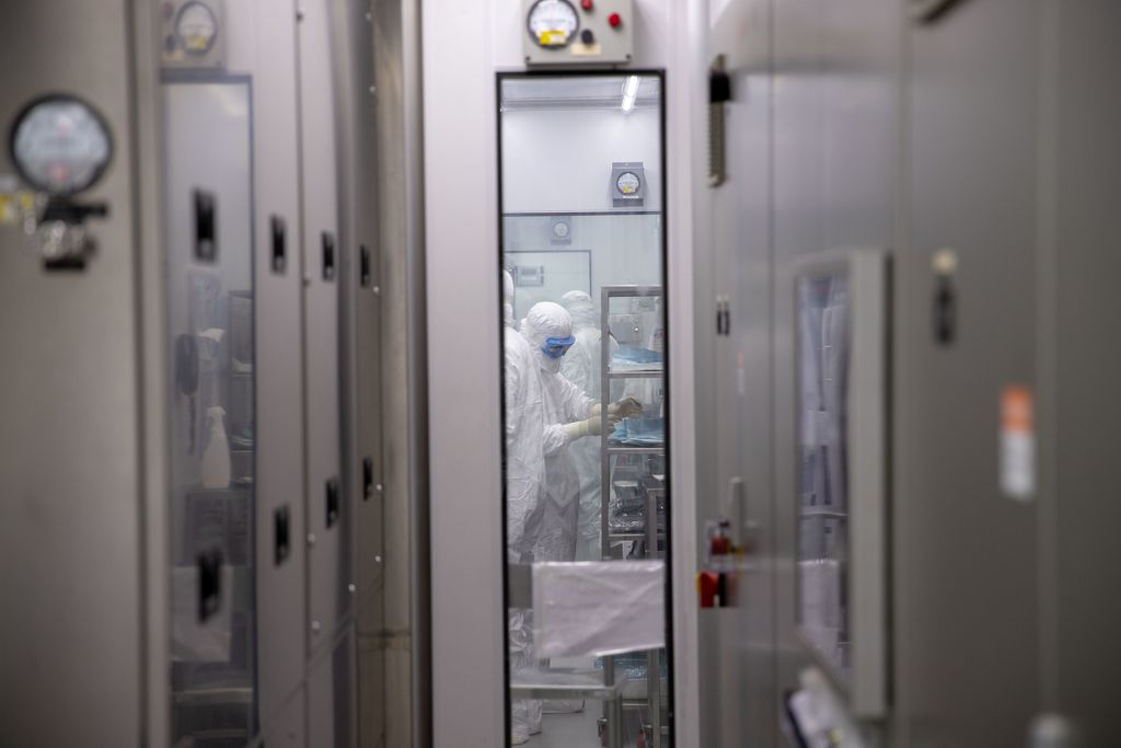 Em laboratórios com elevados níveis de biossegurança, pesquisadores podem ficar no máximo três horas (Foto: Reprodução/Governo de São Paulo)